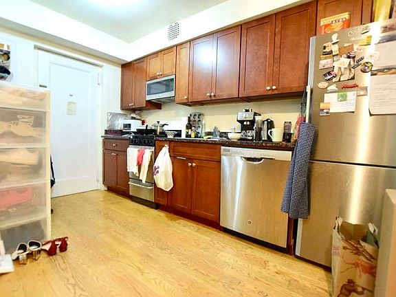 3rd image of 255 W 75th St APT 1D