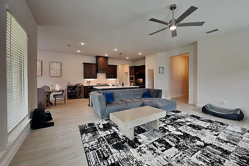4 bed, 2.5 bath, 2520 sqft, $3,400 — Photo 2