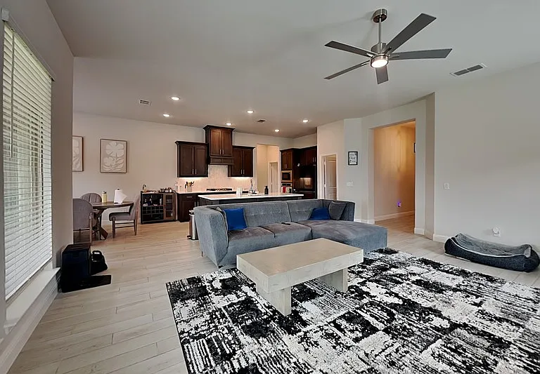 335 Chapel Hill Dr — Photo 2