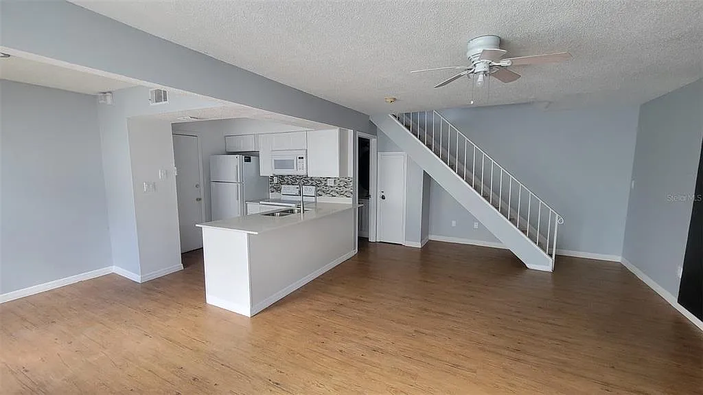 2 bed, 1.5 bath, 909 sqft, $1,800 — Photo 3