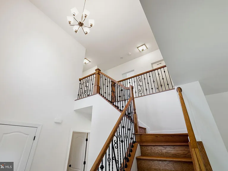 301 Kingdom Dr — Photo 57