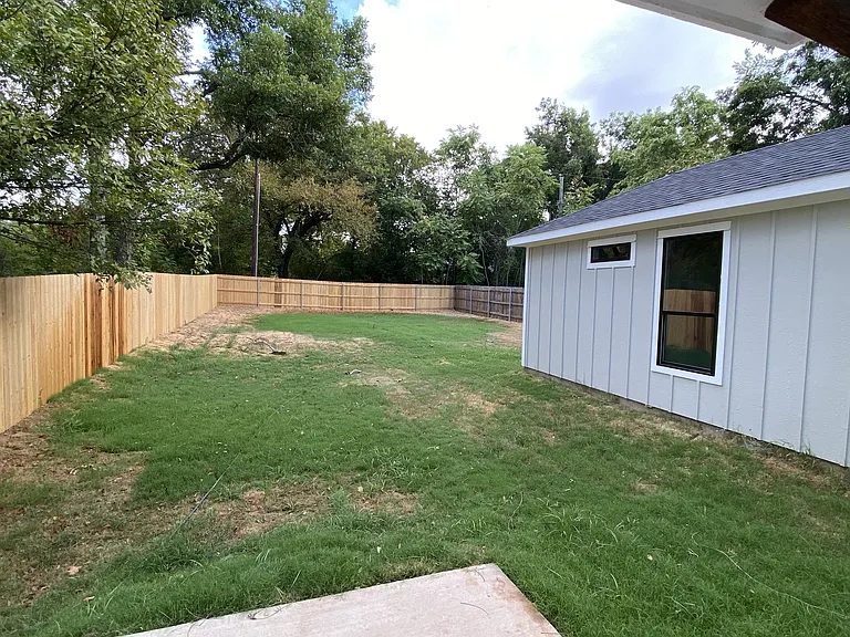 423 W Monterey St — Photo 17