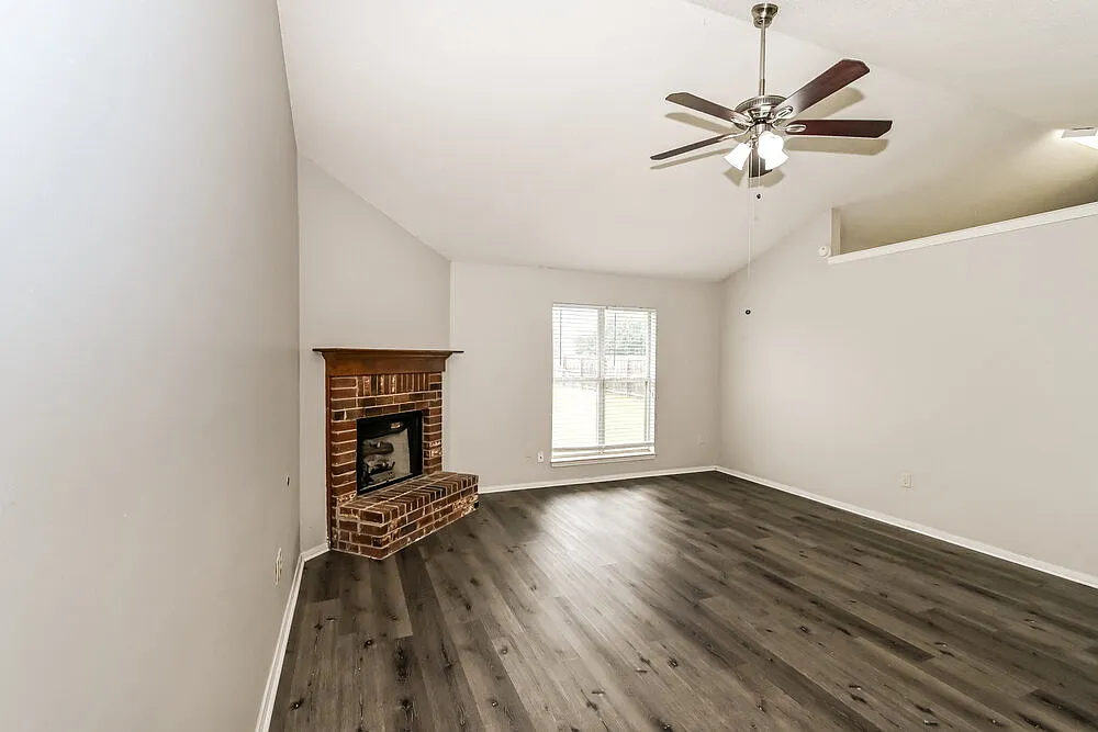 3 bed, 2.0 bath, 1298 sqft, $1,745 — Photo 3
