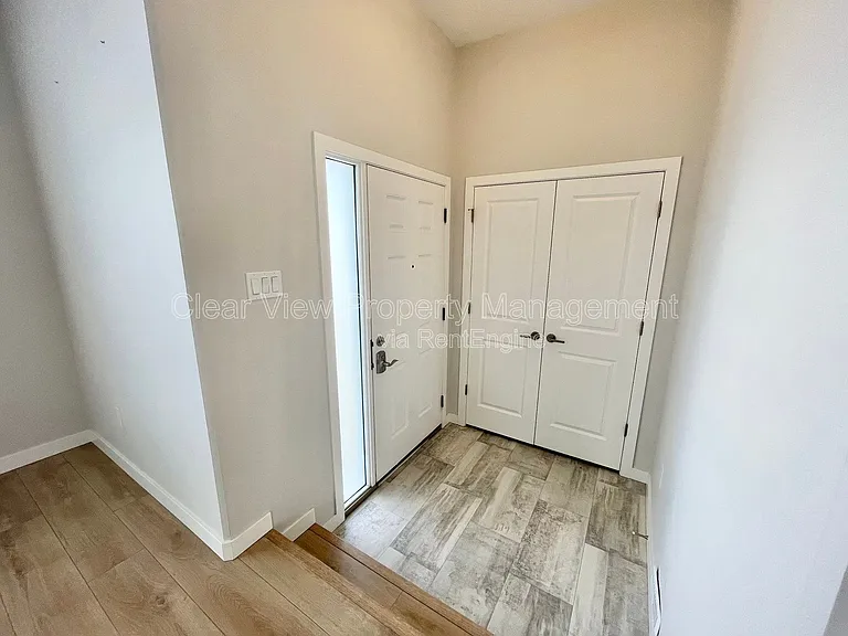 90 Sunridge Blvd W #UPPER LEVEL — Photo 3