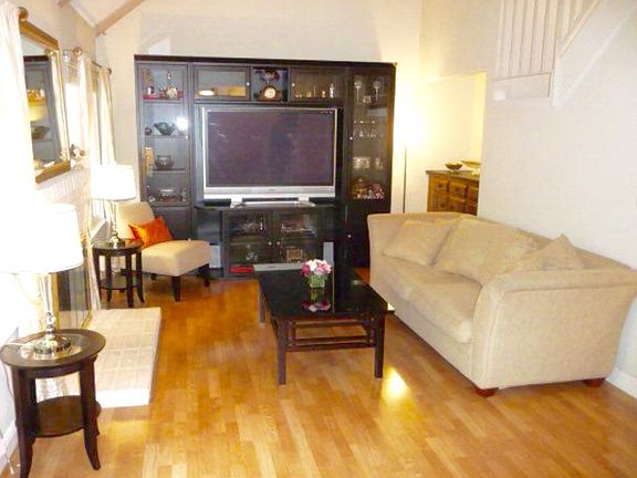 3rd image of 109 Amber Oak Ct