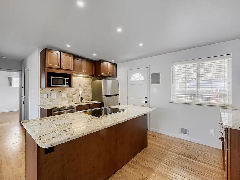 221 S Holly St — Photo 5