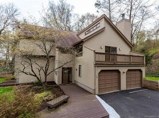 27 Metacomet Dr, East Granby, CT 06026