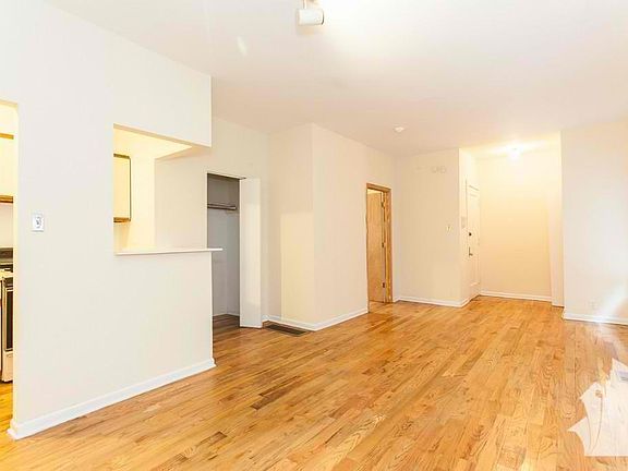 3rd image of 654 W Cornelia Ave #15A