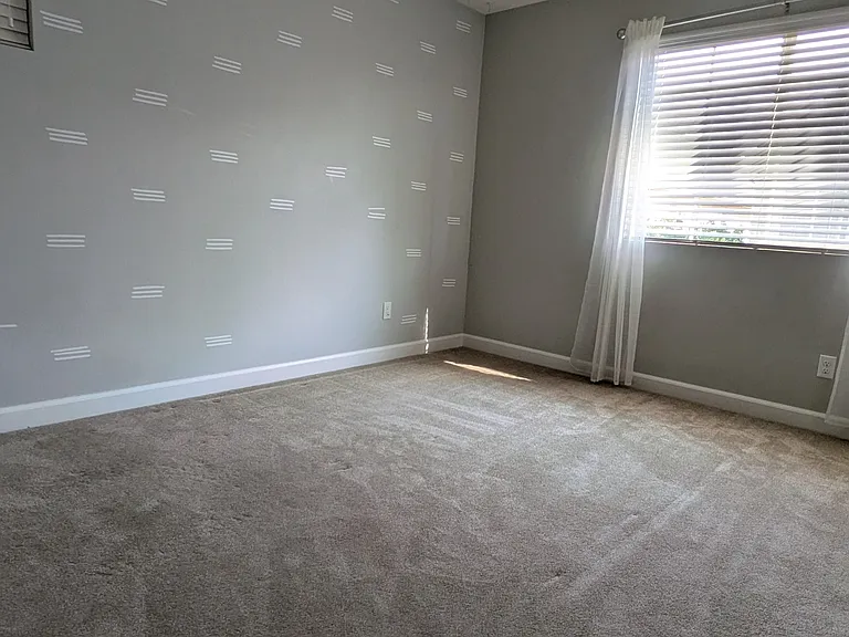 10241 S Clarks Hill Dr — Photo 2