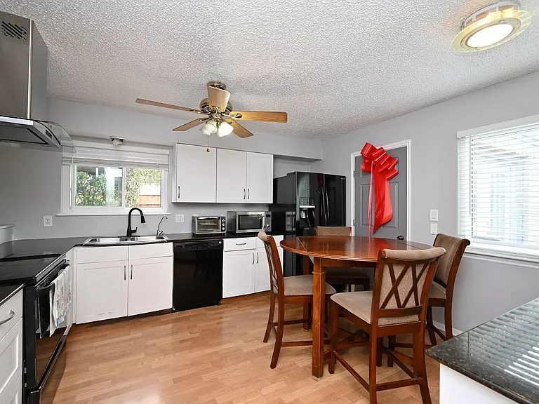 13102 Richmond Ave — Photo 3
