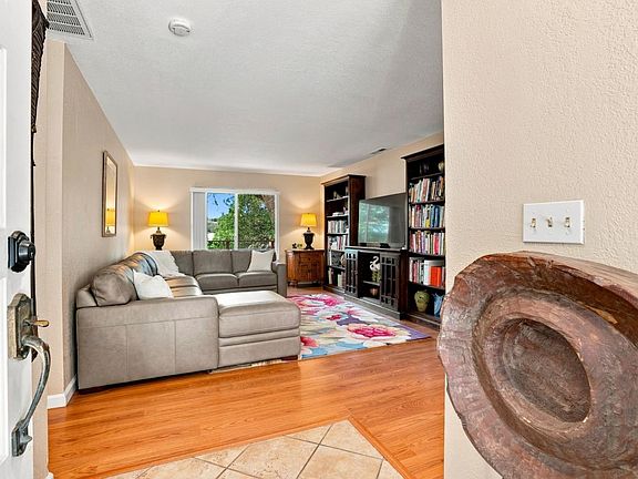 5th image of 1175 Marilyn Ln