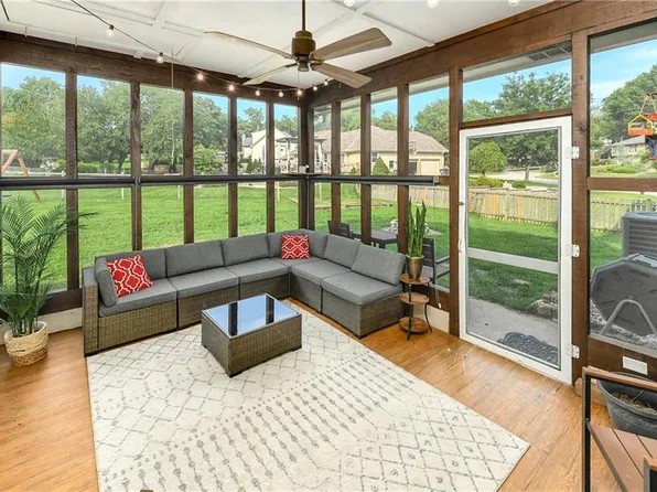 1100 SW 44th St, Blue Springs, MO 64014