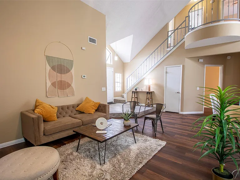2108 Warfield Way — Photo 7