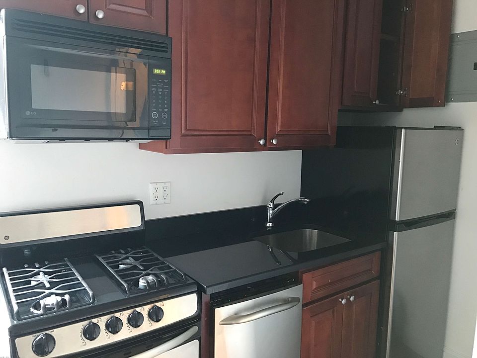 2nd image of 83 Baxter St APT 4F