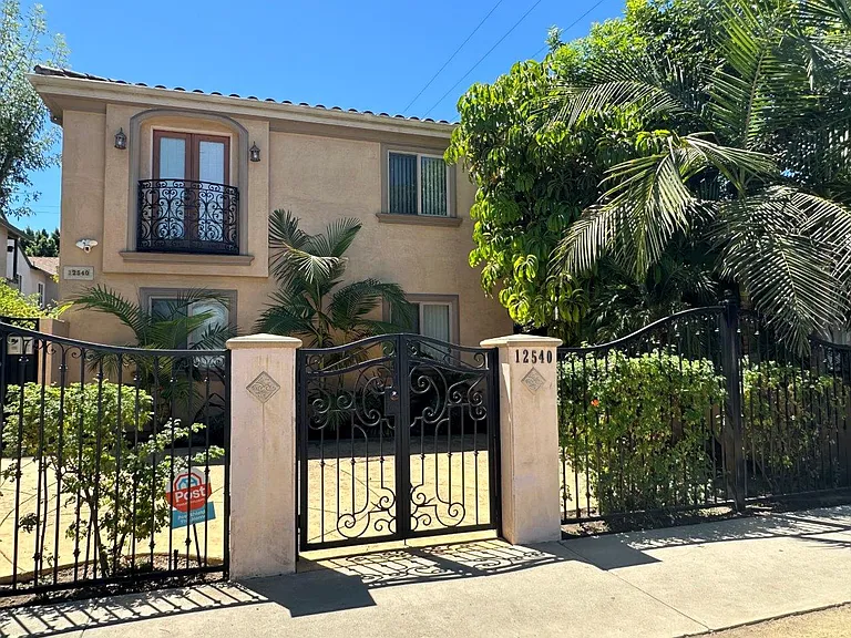 12540 Moorpark St — Photo 22