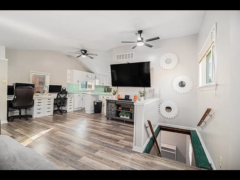 6081 Nightingale St — Photo 2