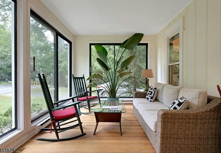 8 Franklin Pl — Photo 3