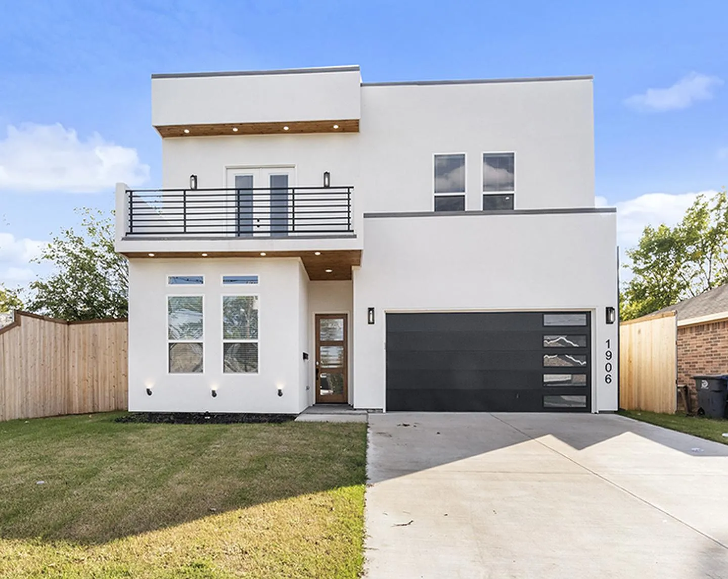 New West Dallas home with rooftop balcony near Trinity Groves — Photo 1