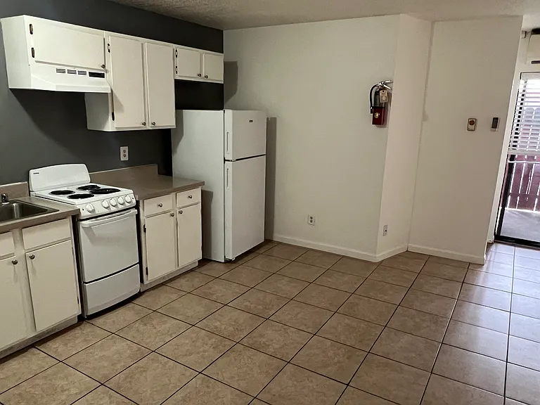 Modern 450 SF Updated Apts w/ Balconies in Ridgecrest — Photo 31