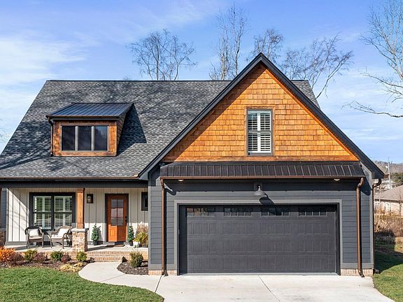 2nd image of 5028 Grove Park Ct NE