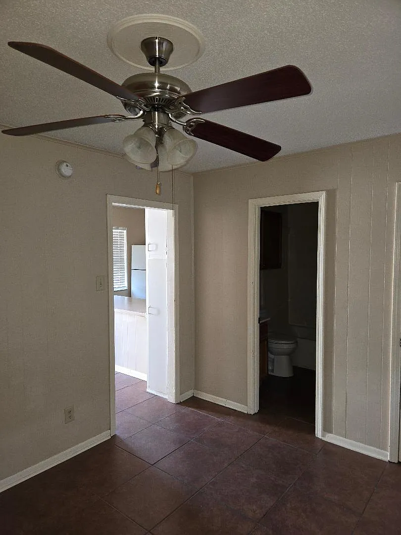 120 S Elm St — Photo 4