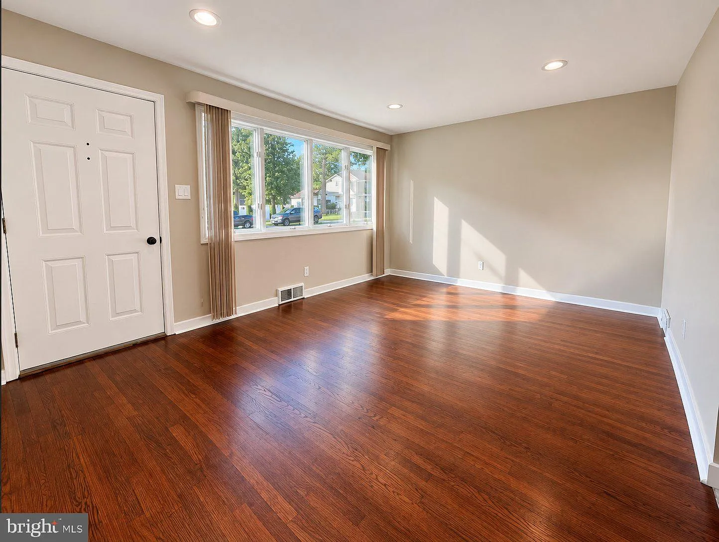 4 bed, 1.0 bath, 1100 sqft, $3,100 — Photo 3