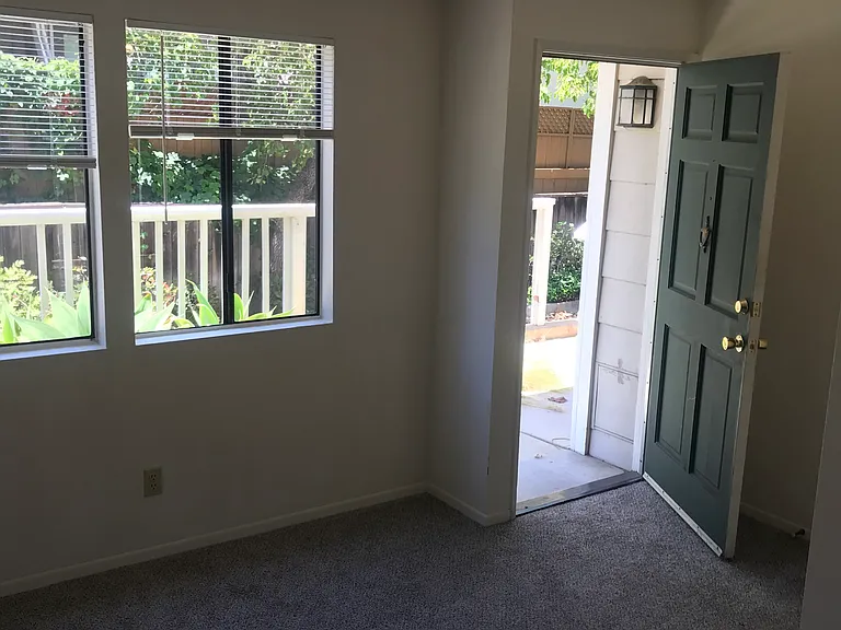 209 W Cota St — Photo 18