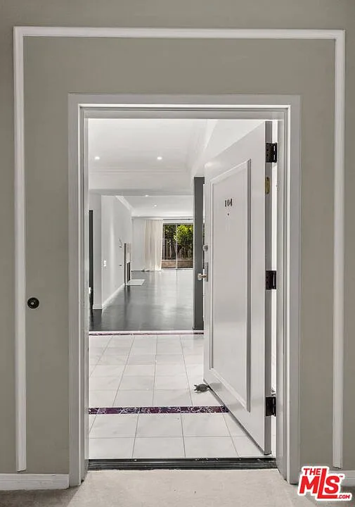 2 bed, 2.5 bath, 2500 sqft, $6,400 — Photo 2
