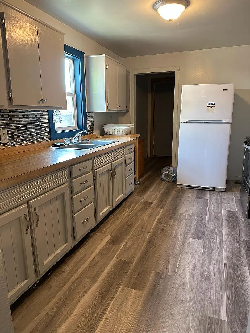 Unit Photo - 643 Hansen Ave