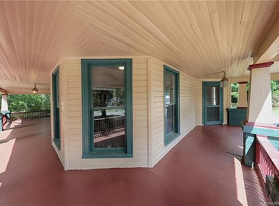 3rd image of 653 Davie Ave