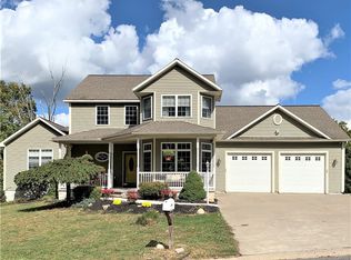 121 Peridot Dr, Syracuse, NY 13219