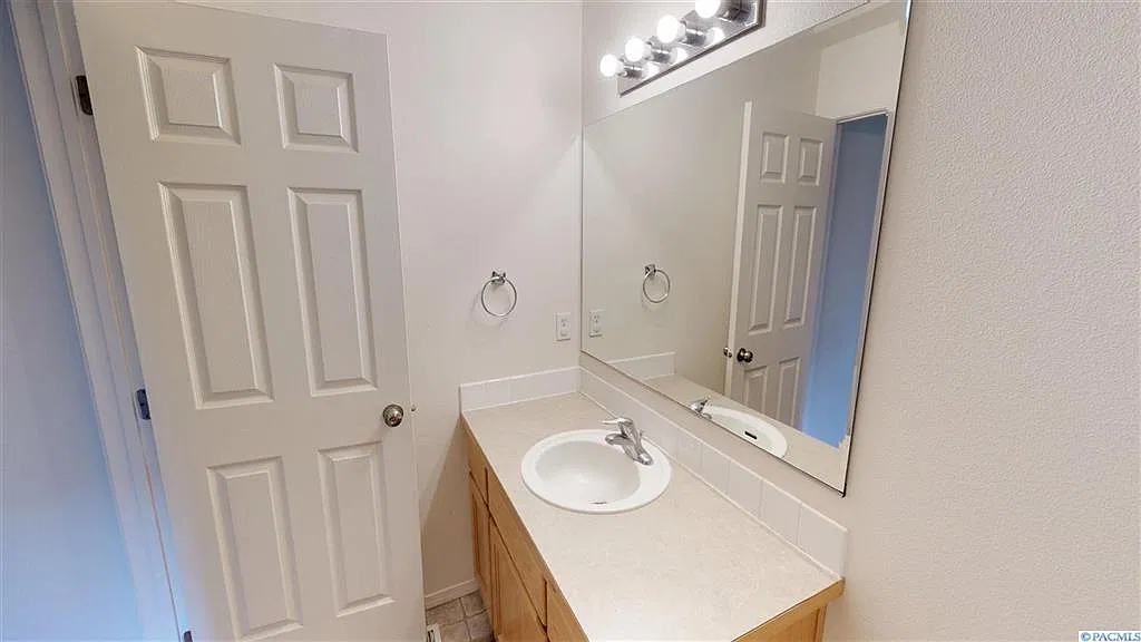 3 Bedroom, 2.5 Bath on sunnyside hill! — Photo 4