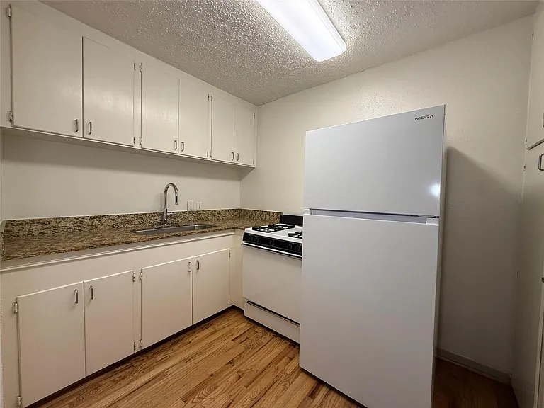 1801 Cortlandt St #17 — Photo 16