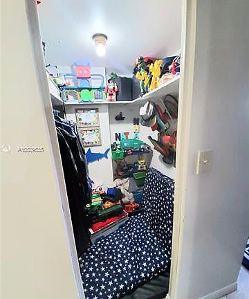 4th image of 2025 NE 164th St APT 202