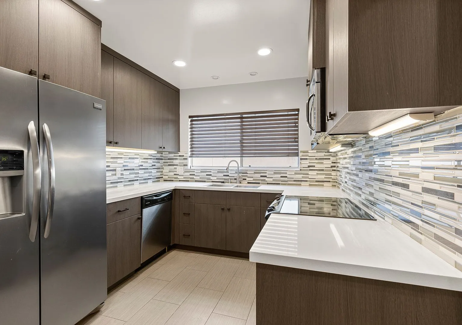 (El/Eu/Yo:B) 148 S. Oakhurst Drive — Photo 3