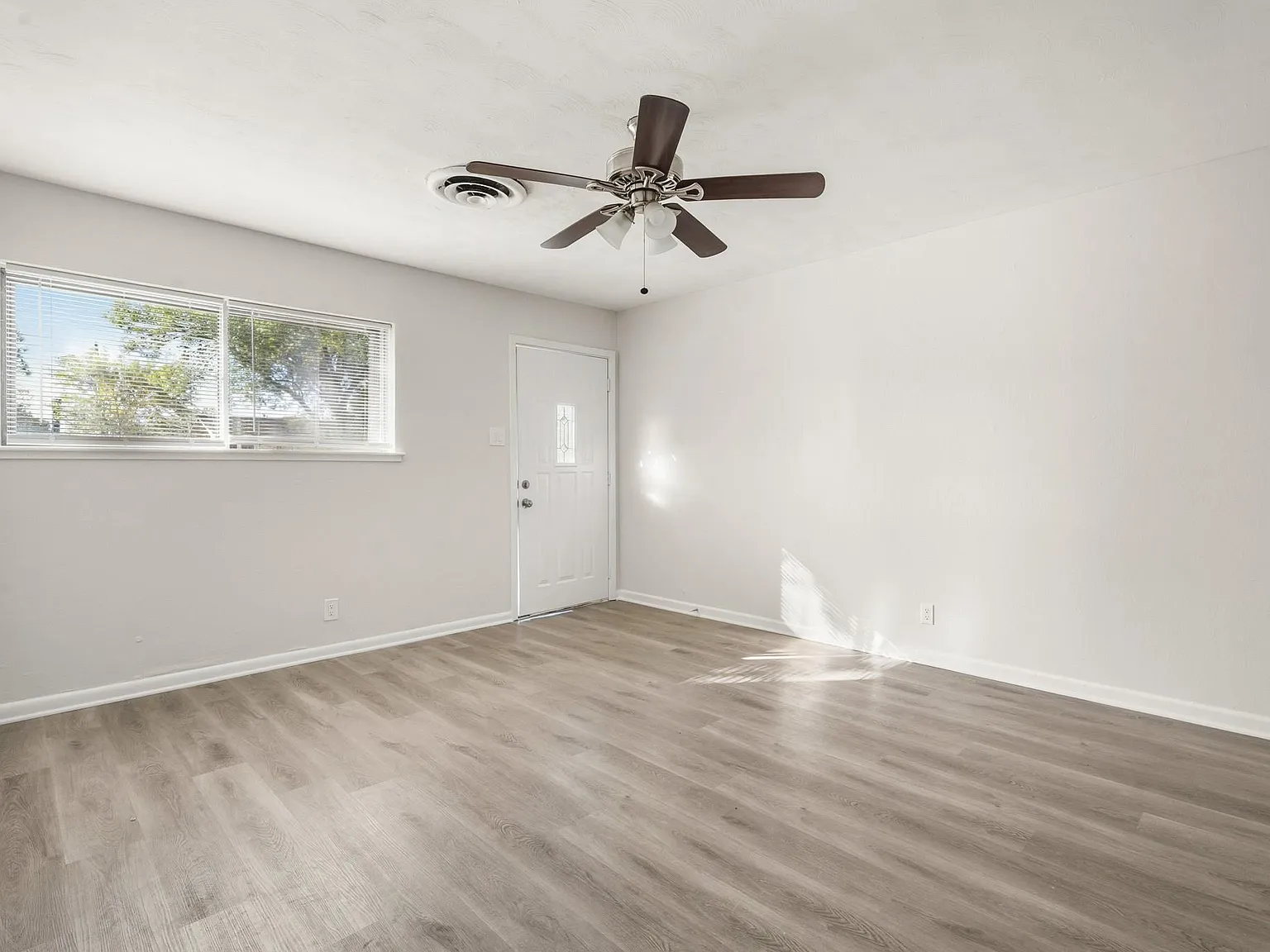 4 bed, 2.0 bath, 1754 sqft, $1,850 — Photo 2