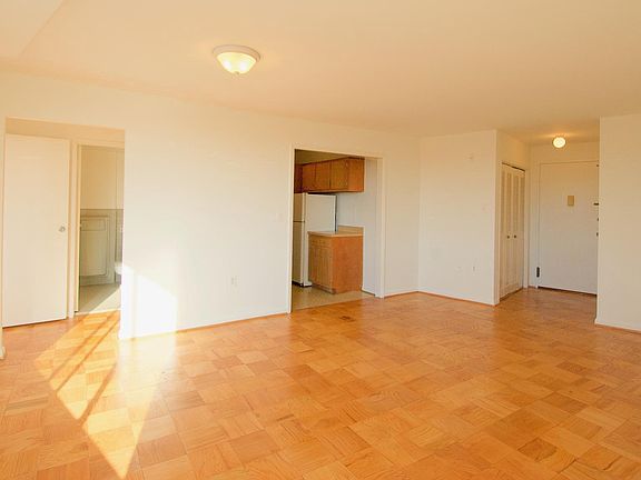 5th image of 10401 Grosvenor Pl APT 1028