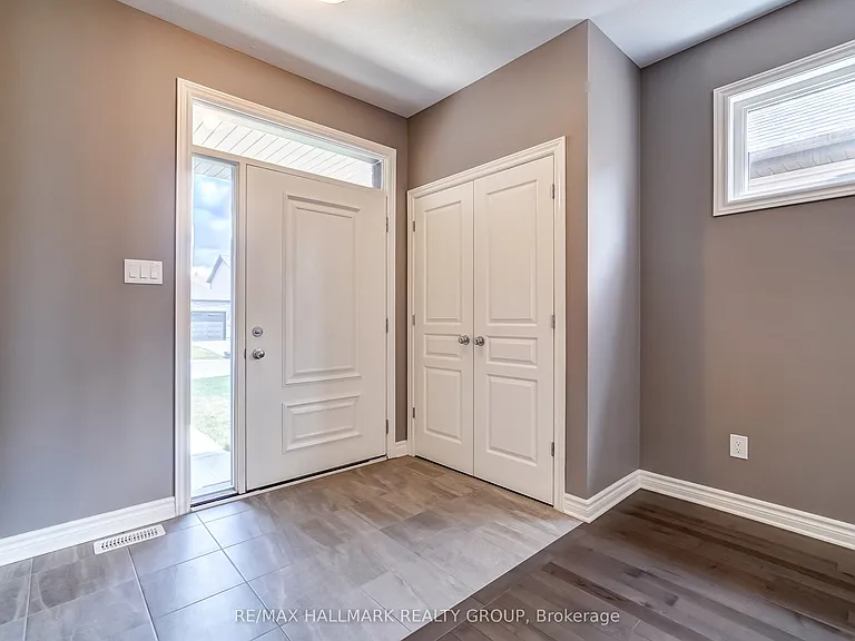 1110 Beckett Cres — Photo 4