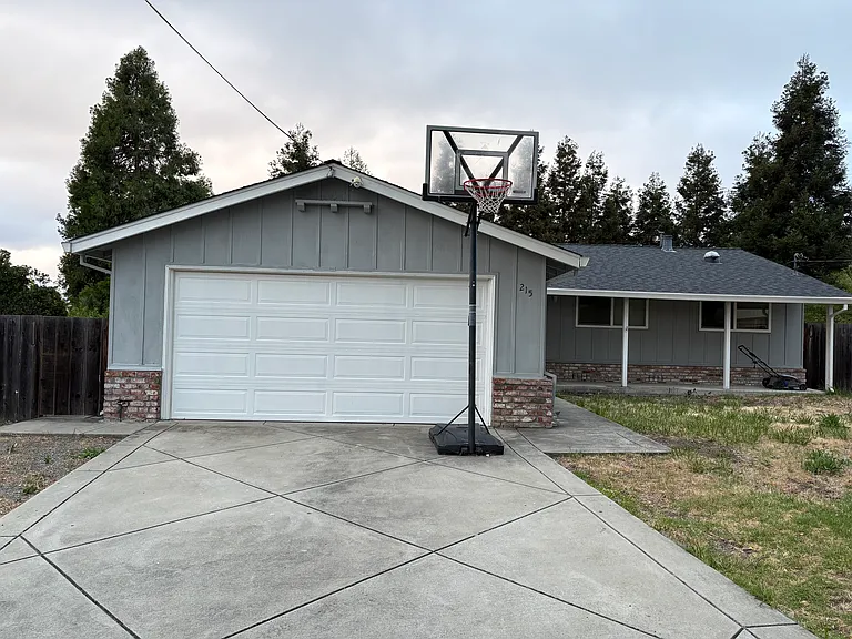 215 Saint Nicholas Ct — Photo 1