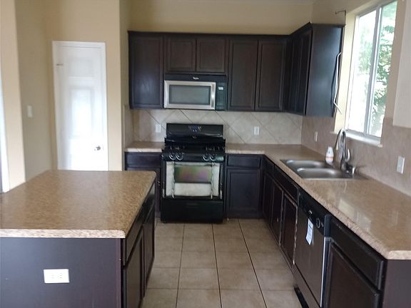 4th image of 276 Nandina Dr