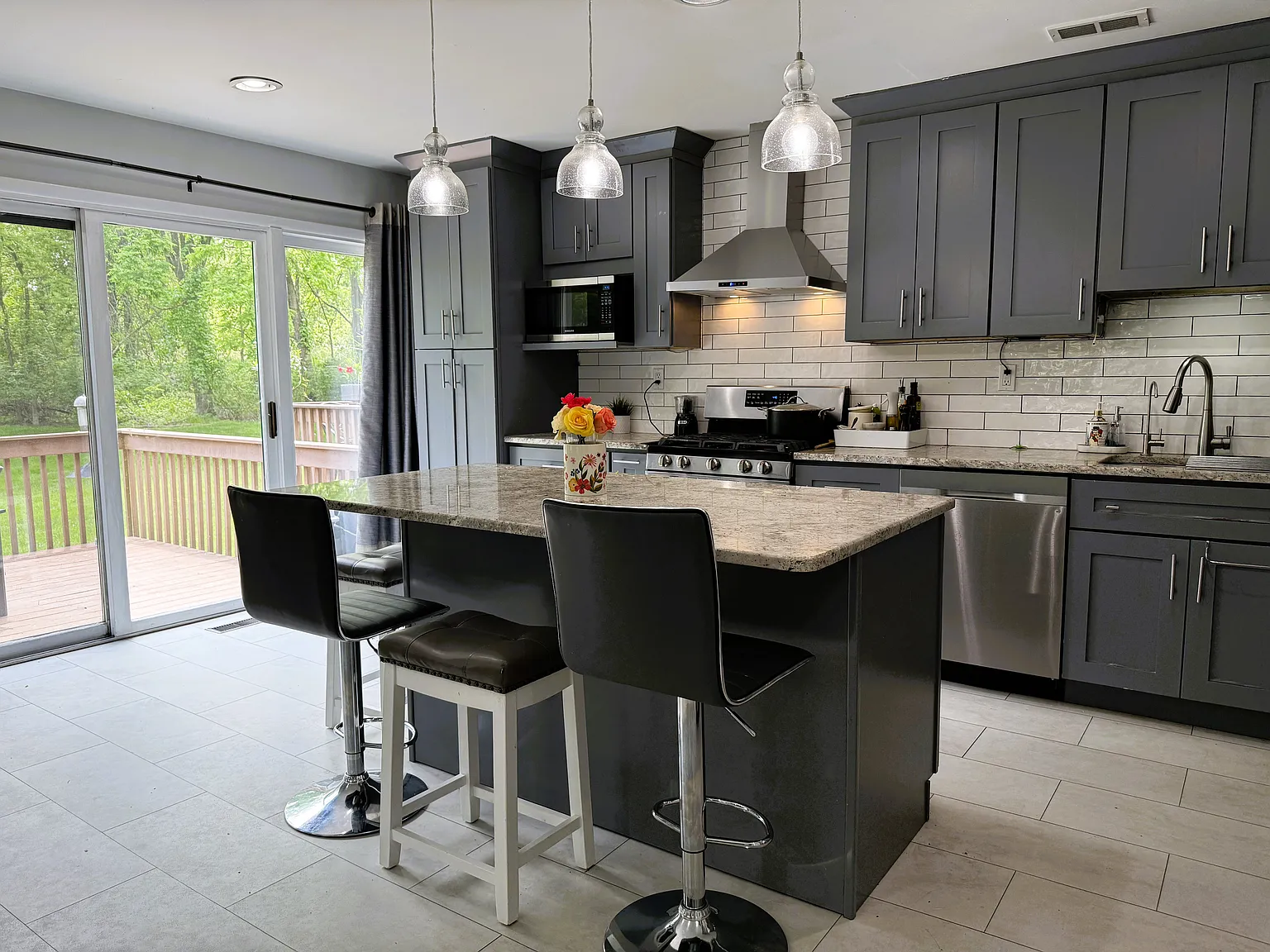 3 bed, 2483 sqft, $4,500 — Photo 3