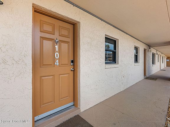 3rd image of 7520 Ridgewood Ave APT 104