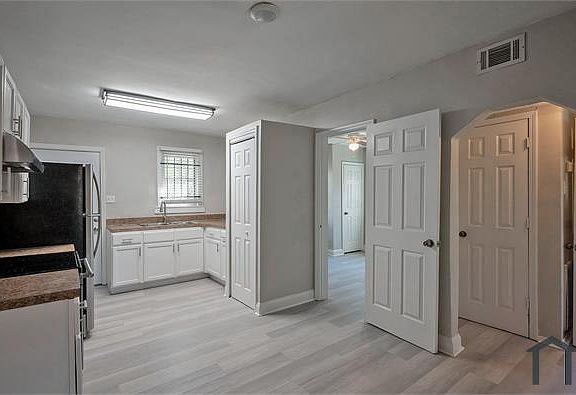 4th image of 2036 W 11th St #2036