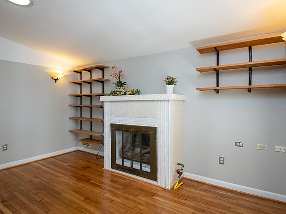 4th image of 318 Hillsboro Dr