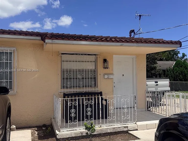 3821 SW 89th Ct #FRONT — Photo 1