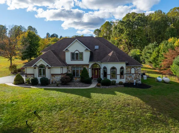 4 Holly Ln, Mohnton, PA 19540