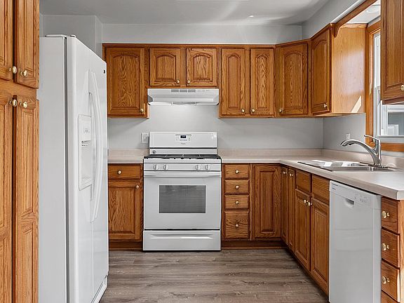 3rd image of 1634 Lilac Ln