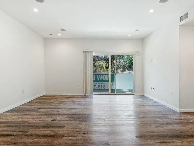 22769 Del Valle St #404 — Photo 19