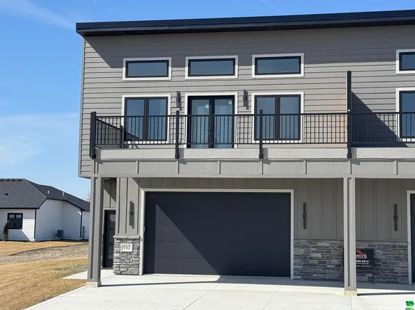 910 S Turtle Cove Ct, North Sioux City, SD 57049