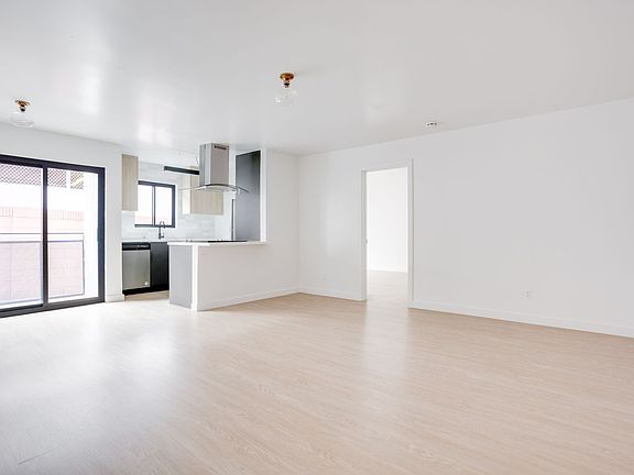 5th image of 950 Larrabee St APT 105